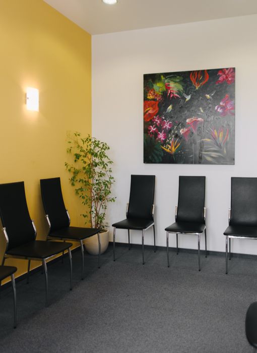 Helles Wartezimmer der Hausarztpraxis Dr. Doßow in Magdeburg mit moderner, freundlicher Atmosphäre.