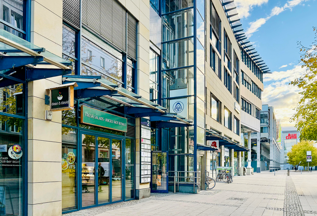 Modernes Gebäude am Ulrichplatz in Magdeburg, Sitz der Hausarztpraxis Dr. Doßow.