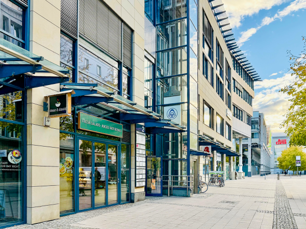 Modernes Gebäude am Ulrichplatz in Magdeburg, Sitz der Hausarztpraxis Dr. Doßow.